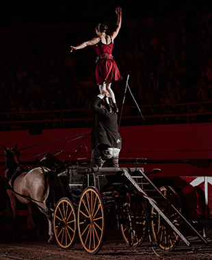 Spectacle comique avec femme droite sur les épaules