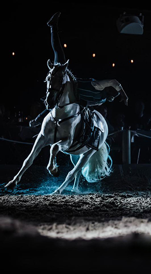 Figure de voltige couché sur le cheval et jambe en l'air