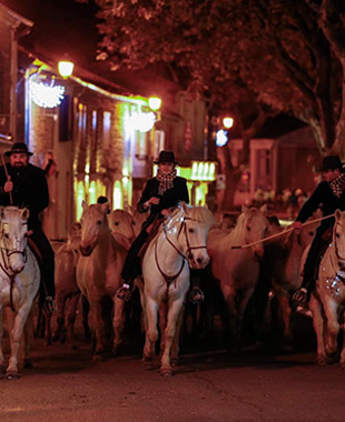 Roussataïo avec 3 cavaliers habillés en Camargue l'hiver