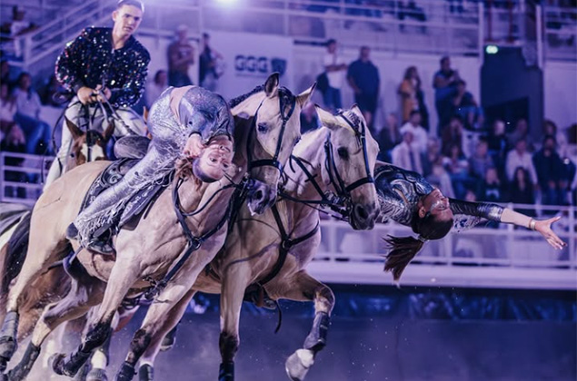 1 cavalier en poste hongroise et 2 voltigeurs sur 2 chevaux de tête