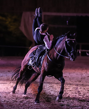 Figure de voltige cosaque sur cheval noir